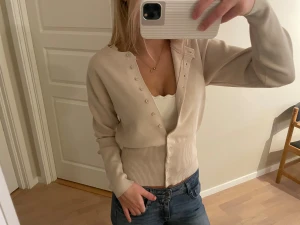 Beige kofta - Snygg beige kofta som sitter åt runt midjan. Använd några ggr bara. 