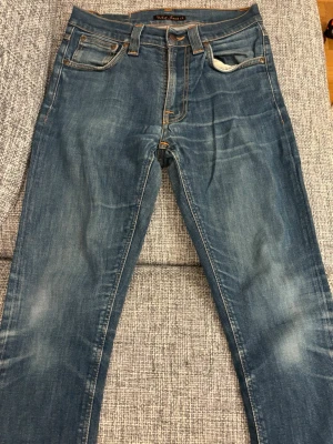 *DRY* Nuide Jeans  - Säljer ett par Dry Nudie jeans med sköna fades✔️Står storlek W29 L32 men uppsydda så dom passar mer som W29 L30✔️han på bilden är cirka 171 cm✔️ett lagat hål i en av framfickorna✔️skriv för övriga frågor✅✅