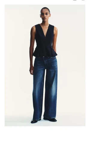 Svart topp från Zara - Snygg svart topp från Zara, storlek M. Färgen är mörkblå men skulle säga att den ser mer svart ut💗