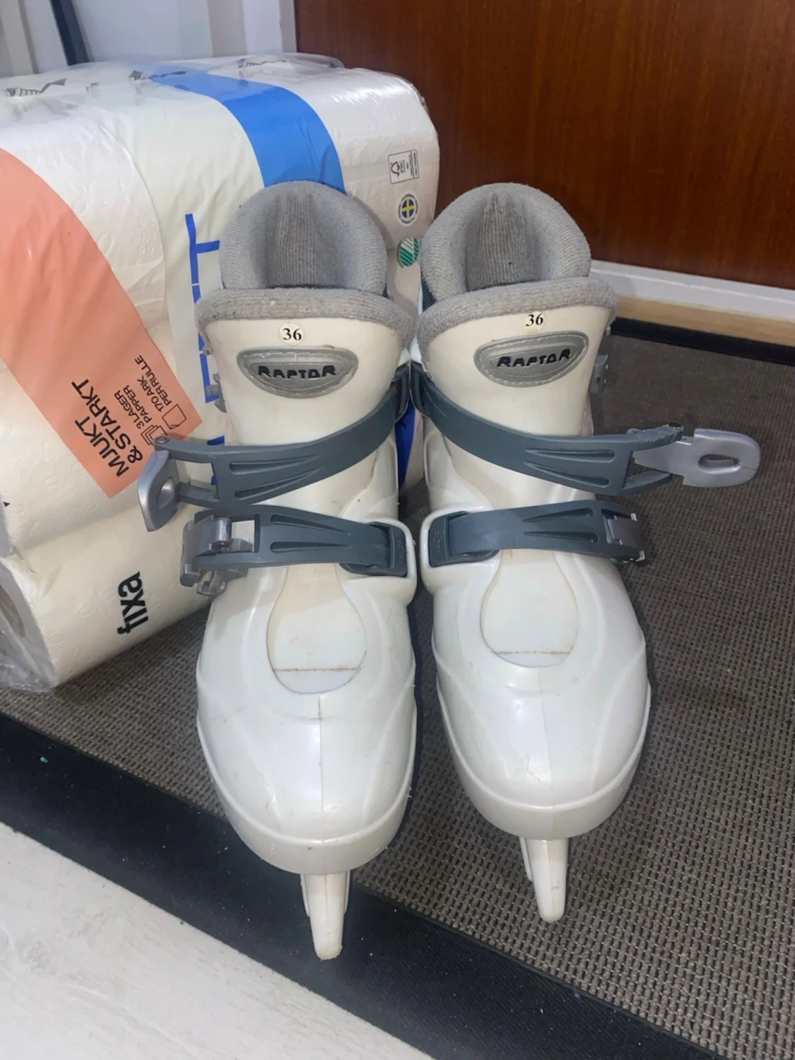 Vita skridskor från Tecno Pro, strl 36