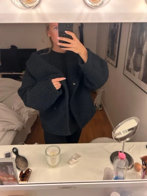 Teddyjacka - Mörkblå Teddyjacka från Ginatricot. Jättesnygg men säljer då jag köpt en annan jacka. Knappt använd så jättebra skick