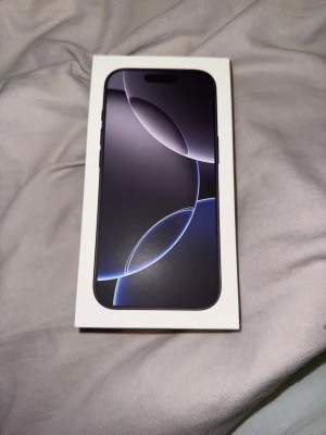 iPhone 12 - Säljer min gamla iPhone 12 Pro, mobilen har använts i några år och har några små sprickor på skärmen men det stör inte själva skärmen. Mobilen har ungefär 80% batterinivå och 50 GB. Annars fungerar mobilen som den ska inga konstigheter 