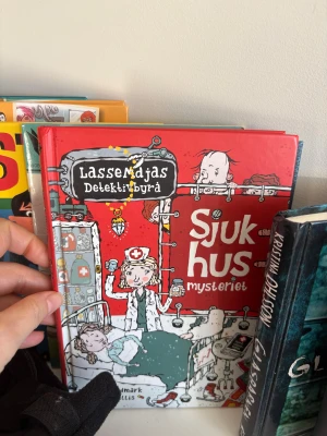 Sjukhusmysteriet - En spännande och rolig bok från LasseMajas Detektivbyrå där mysterier ska lösas på ett sjukhus. Perfekt för dig som gillar deckare med humor och smarta barn som huvudpersoner. Färgglada illustrationer och lättläst text gör den extra kul för unga läsare.