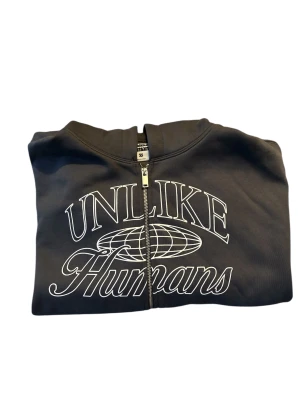 Unlike Humans hoodie - Mörk grå Unlike humans hoodie som aldrig använts. Helt nytt skick. Storlek XS!
