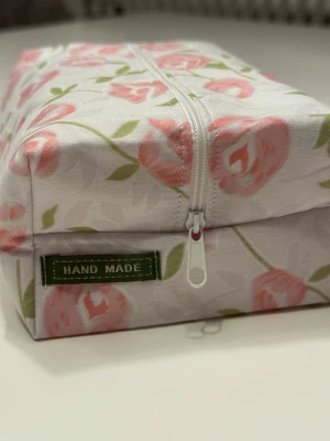 Handgjord necessär av second hand tyger - En handgjord necessär utav second hand tyger. Unik, hållbar och perfekt för att samla alla dina vardagsfavoriter i väskan. Fodrad och stängs med dragkedja. Endast ett unikt exemplar.                  Instagram: secondstitch.bymatilda 💕