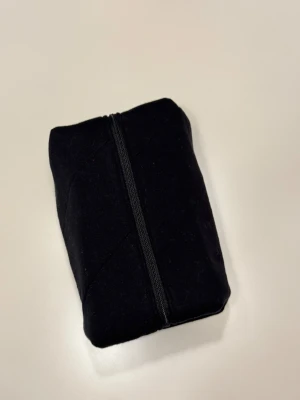 Handgjord necessär av second hand tyger - En handgjord necessär utav second hand tyger. Unik, hållbar och perfekt för att samla alla dina vardagsfavoriter i väskan. Fodrad och stängs med dragkedja. Endast ett unikt exemplar.                  Instagram: secondstitch.bymatilda 💕