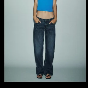 Mörkblå wide jeans med låg midja - Snygga mörkblå jeans med låg midja💕💕storlek 34