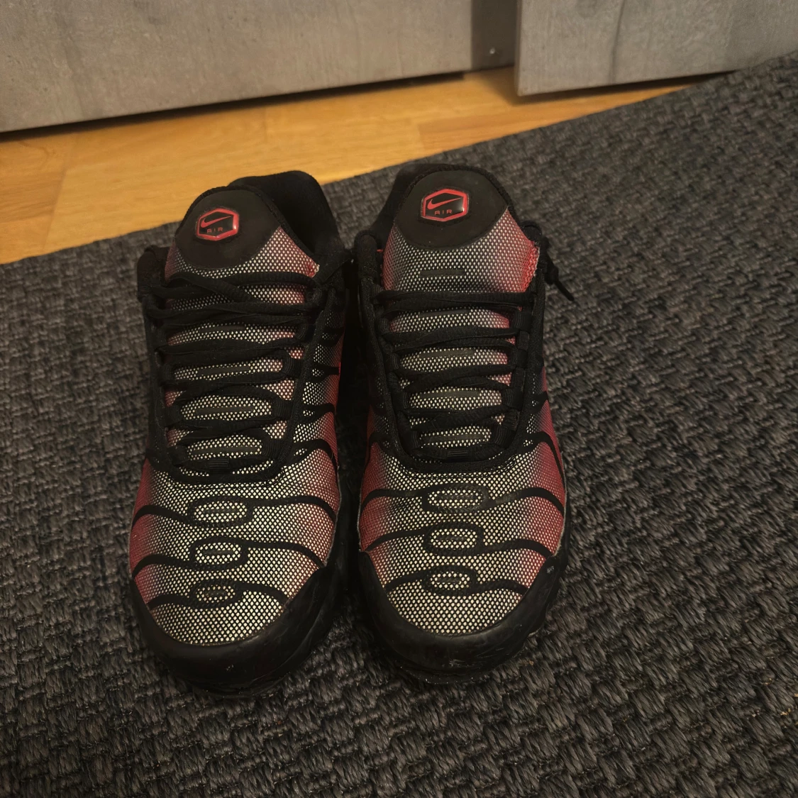 Nike Air Max Plus svarta/röda sneakers - 1