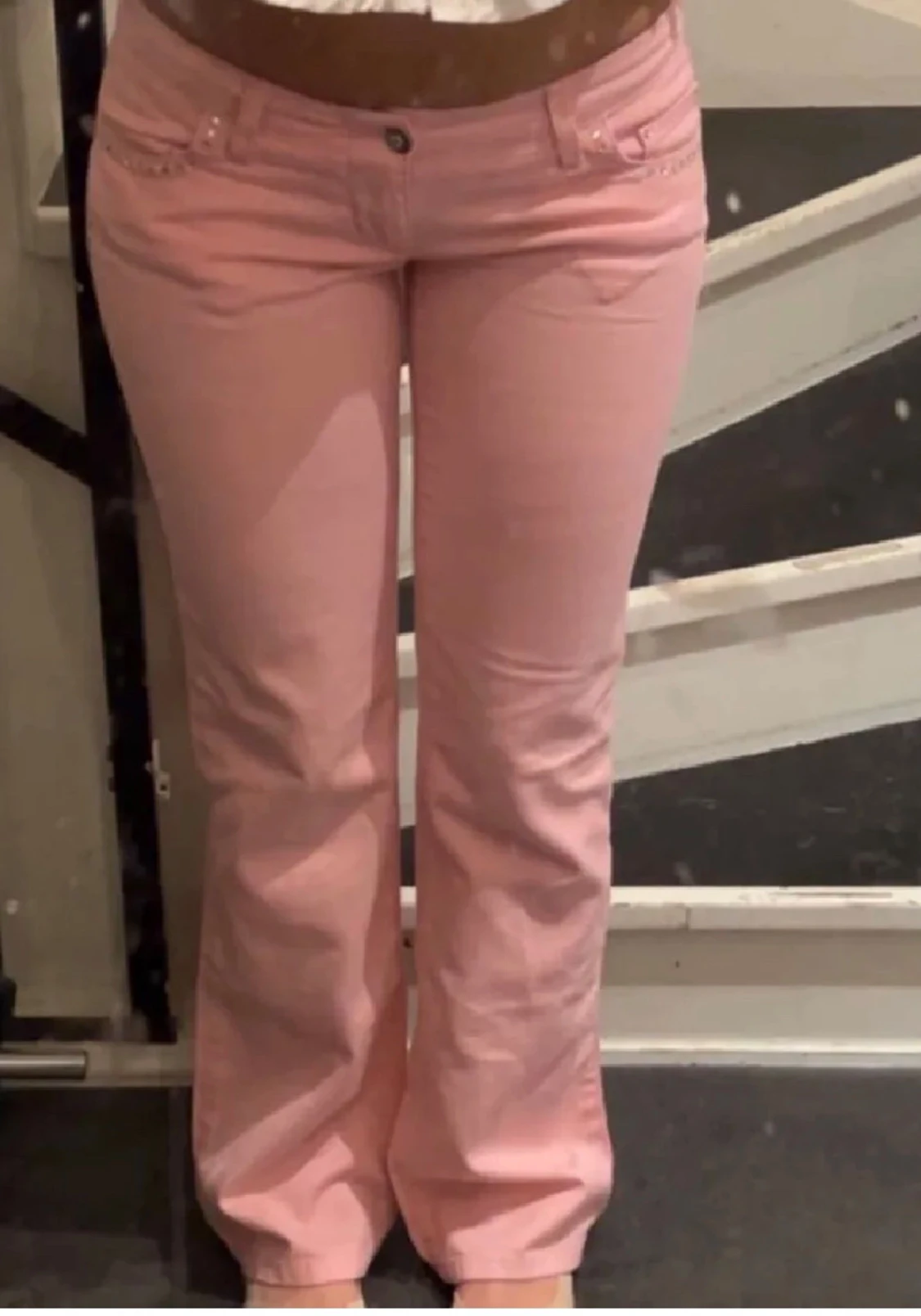 Bootcut rosa jeans med låg midja