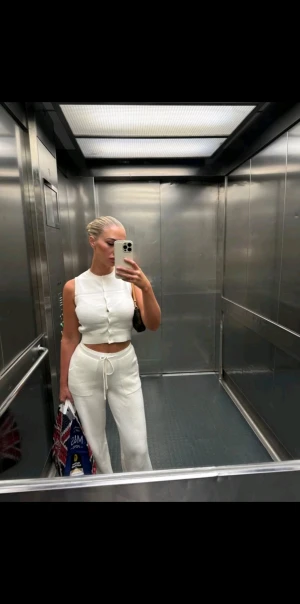 Krämvita mjukisbyxor med snörning - Supermysiga krämvita mjukisbyxor i fin stickst material, perfekt för julen:)