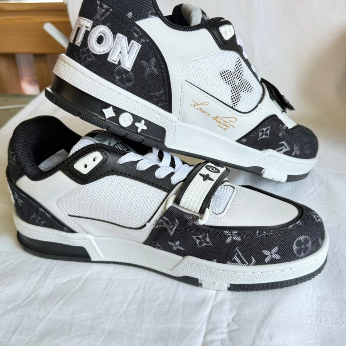 Svarta och vita Louis Vuitton sneakers - 4