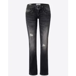 Ltb jeans valerie - Säljer de eftertraktade och slutsålda ltb jeansen i modellen valerie!😍 de har lite slitningar vid grenen och längst ner på byxbenet där bak men annars jättebra skick! Kom privat för fler bilder och tveka inte på att fråga❤️