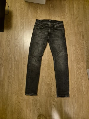 Svarta tapered jeans från Jack & Jones - Säljer nu mina jack and jones jeans då de är lite stora. Mycket fint skick och inga tecken på användning. Modell mike/taperd                                                 Hör av gärna av dig! Mvh hugo