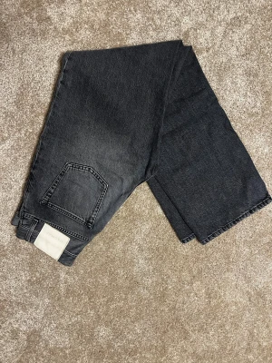 Grå  raka jeans från Dagmar - Snygga grå jeans från Dagmar i rak modell.  Vit stor Dagmar märke baksidan, hög midja. Superfina jeans! Nypris över 2000 kr