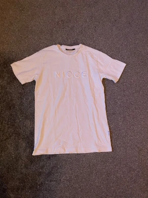 Vit t-shirt från NICCE XS - Vit t-shirt från NICCE i storlek XS. (Sitter som S/M), bra skick utan några skador. Mitt pris: 200 kr, skriv vid minsta fråga!⭐️