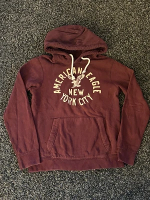 American eagle hoodie~-sällsynt  - Säljer nu denna väldigt eftertraktade American eagle hoodien. Skick 8/10, sjukt snygg och unik. Denna blir såld fort så skynda! Obs går ner i pris vid snabb affär! 