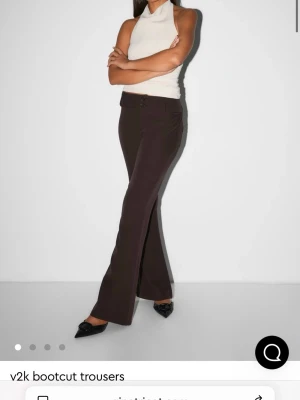 Gina tricot - Kostymbyxor  - Y2K bootcut trousers från Gina tricot i storlek S, säljer helt nya med prislapp. Just dessa i denna färgen såldes bara online så dem var svåra att få tag på. Nypris 499kr 