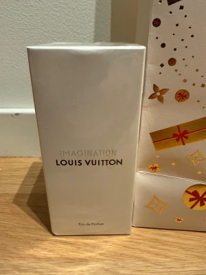 Louis Vuitton Imagination  - Louis Vuitton, Imagination 100ml kommer i obruten förpackning. En frisk, luftig och lyxig doft som kombinerar mousserande citrus (citron, bergamott, apelsin) med varma, kryddiga inslag (ingefära, kanel) och en elegant bas av svart te, ambroxan och träiga noter, vilket ger en ren, modern och fantasifull känsla.