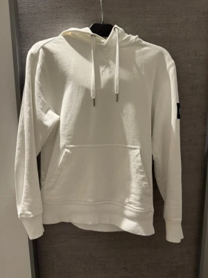 Calvin klein hoodie - Säljer denna fina calvin klein hoodie. Storlek xs. Tveka inte att höra av dig och pris kan såklart diskuteras!
