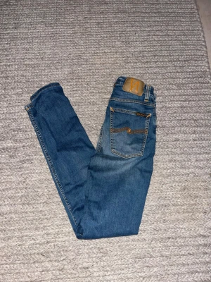 Nudie jeans - säljer nu mera mina nudie jeans. personen på bilden är 160-165. skriv vid funderingar