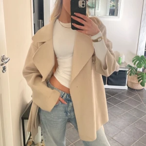 Beige kappa - Stilren beige vårkappa från Nelly