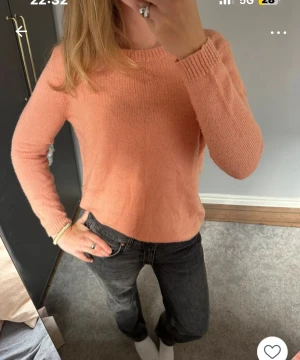 Persikofärgad stickad tröja från WYLDR - Persikofärgad stickad tröja från WYLDR  Säljer då den var lite stor på mig❤️bilden är från förra ägaren