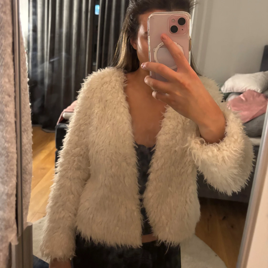 Vit fluffig pälsjacka