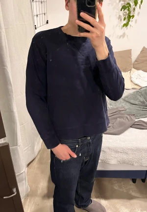 Arket Sweater - Selling a blue sweater from artket. The size is M and the model is 188cm tall. Shirt is in great condition and has alot of use left. If you have any questions, please let me know😁