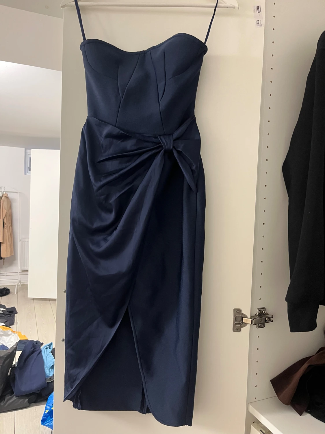 Marinblå långklänning med rosett