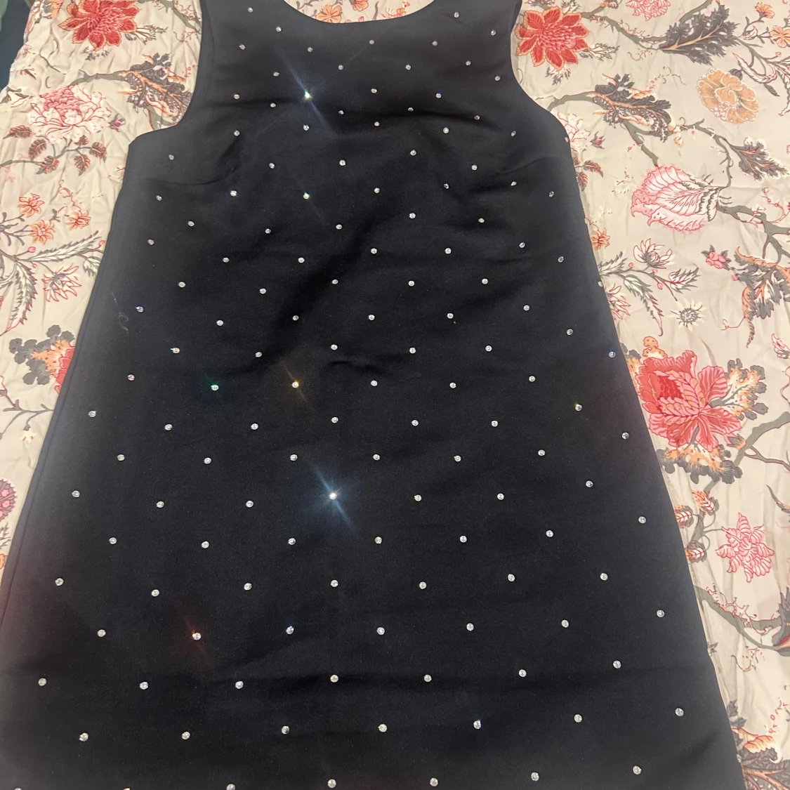 Svart kortklänning med pärlor och rosett