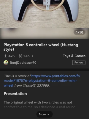 Playstation 5 Controller Wheel (Mustang Style) - Unik ratt-adapter för Playstation 5-kontroller, inspirerad av Mustang. Perfekt för racingspel och ger en realistisk körupplevelse. Passar direkt på PS5 DualSense-kontrollen. Ser ut att vara i mycket gott skick utan synligt slitage.