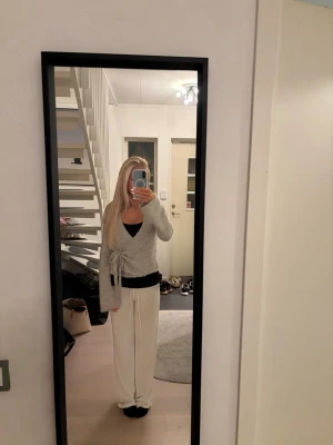 Omlott stickad tröja  - Jätte fin omlott stickad tröja som inte kommer till användning skriv för fler bilder eller frågor 💕