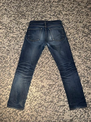 Blå jeans från Our Legacy, straight fit - Säljer ett par riktigt feta jeans från our legacy som riktigt nice fades. Endast flera års inbärning kommer ge resultat som detta. Jeansen har även lite slitningar som jag personligen tycker gör de snyggare. Hör av dig för mått och skriv vid minsta lilla fundering🙌✌️