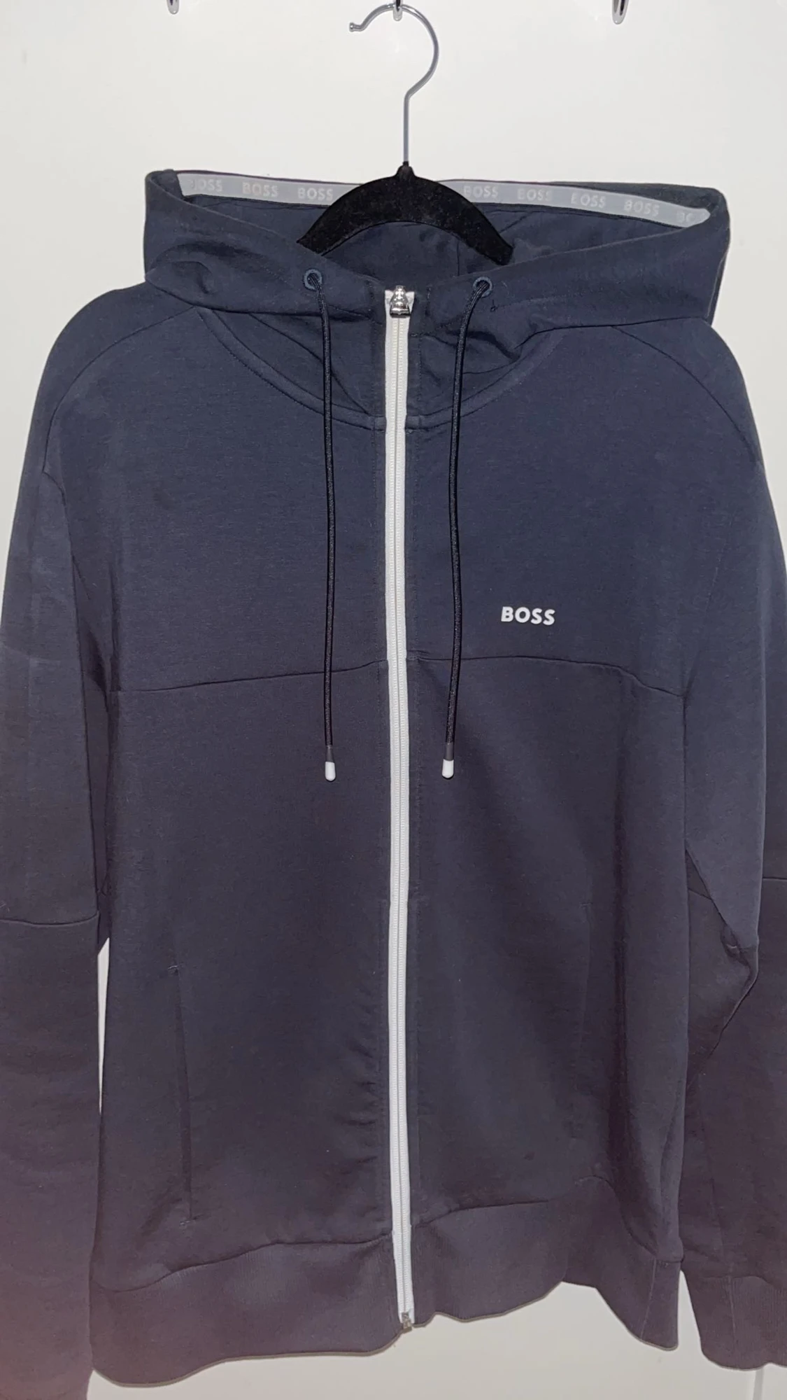 Mörkblå hoodie från BOSS med dragkedja