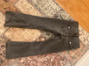 Low waist booth cut💗 - Säljer ett par low waist booth cut jeans från Gina tricot. Säljes då dem är för korta för mig som är 175 cm men passar troligtvis perfekt på 165-170 beronde på vilken längd man vill ha 💗Köpta för 499 kr säljs för 65 kr mörk gråa med bak fickor med knappar