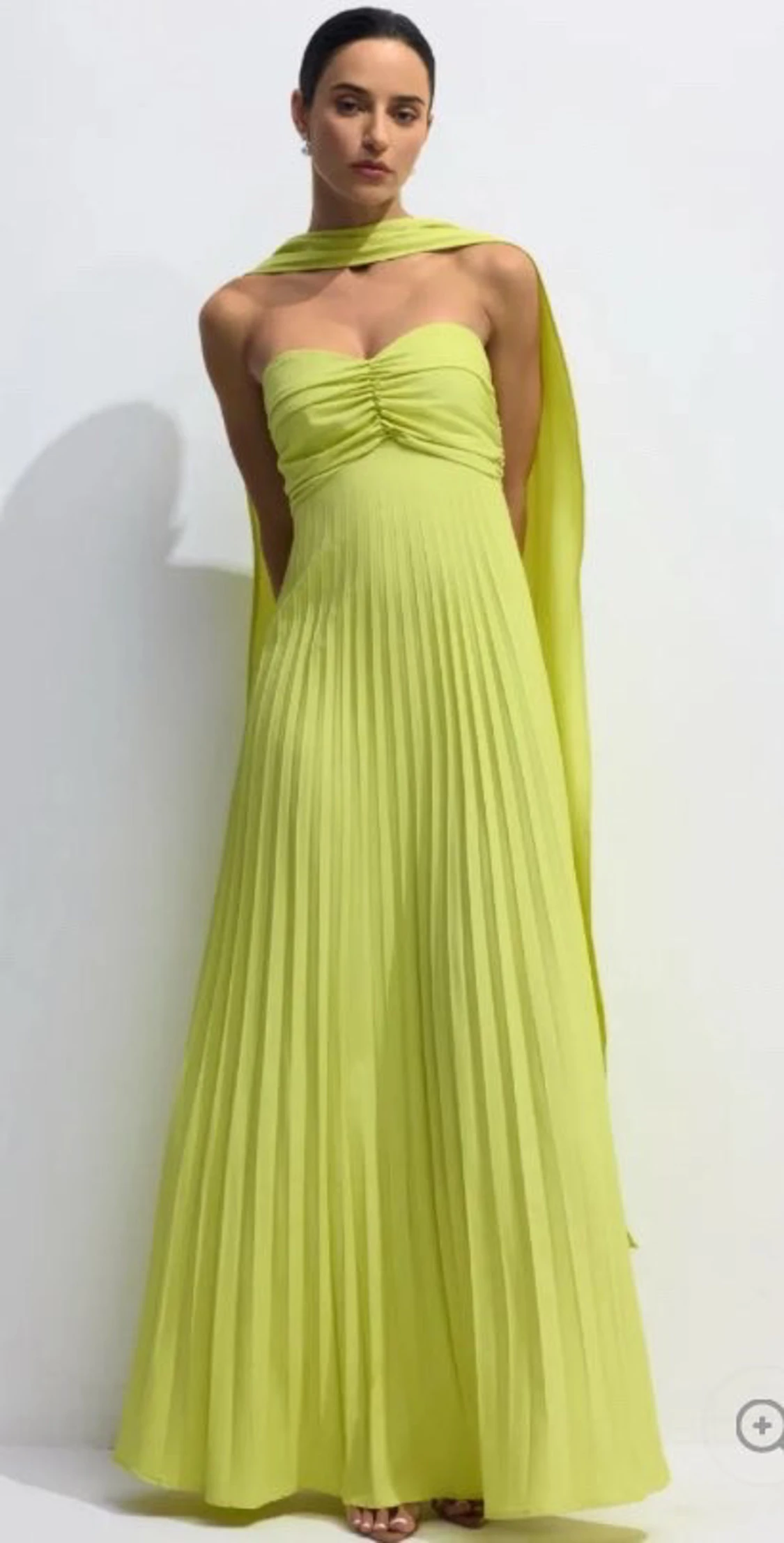 Ljusgrön plisserad långklänning