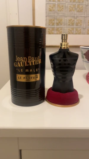 Jean Paul Gaultier Le Male Parfum  - Stilren och ikonisk parfym från Jean Paul Gaultier. Le Male Le Parfum i 125 ml storlek, tillverkad i Frankrike. Perfekt för dig som vill sticka ut med en klassiker i samlingen. Inte helt full flaska men ungefär 2/3 delar kvar