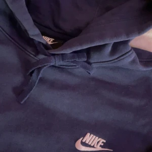 Nike hoodie - Marinblå hoodie från Nike i storlek S, inga fläckar eller konstigheter, passar både tjej och kille, pris kan disskuteras