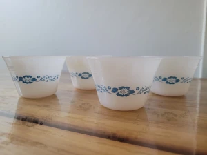 Dessertskålar vintage, mjölkporslin, Termocrisa - ##vintage##mexicovintage##dessertskålar##termocrisa ##I mycket bra skick som nya. ##mexikanska ##1960-talet #4 stycken Dessertskålar vintage, mjölkporslin, Termocrisa.🤍🩵💙