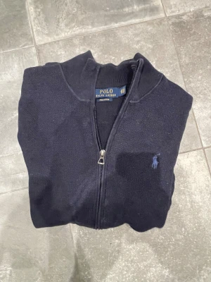 Blå Ralph Lauren Hoodie Hel Zip - En blå Ralph Lauren Hoodie med hel zip perfekt till vintern eller som en julklapp. Den är i storlek XS men sitter som en S skulle jag säga. Skriv vid frågor 