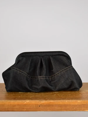 Clutchväska  - Clutchväska, perfekt till fest och vardag.  Denna väskan är gjord av mörk blå jeans på utsidan och grått möbeltyg på insidan.  Innuti finns en ficka där du kan lägga småsaker och du stänger enkelt med clutch ramen.  Clutchram ca 18cm bredd, bredd nertill ca 25cm, höjd ca 15cm. 