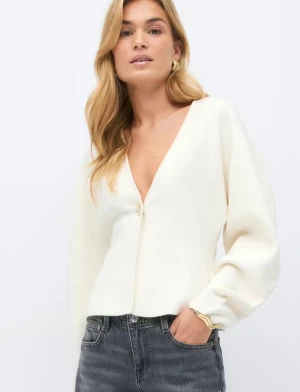 Figursydd kofta - Säljer denna superfina crémevita figursydda koftan från Gina Tricot med guldknapp. Endast använd ett par gånger. Nypris: 459