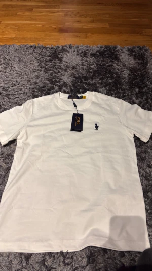 Vit t-shirt från Polo Ralph Lauren - Säljer den för att den ej passar mig har aldrig använt den 