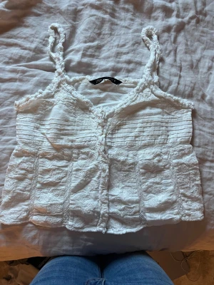 Vit spetsig linnetopp från Zara - Säljer denna super söta toppen från Zara som tyvärr inte kommer till användning. Skriv till mig om du har några frågor!💗