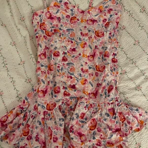 Blommig klänning - Supersöt kort blommig klänning för 65kr + frakt! Den är i storlek M! Hör gärna av dig vid frågor och tryck ej på köp nu ^^
