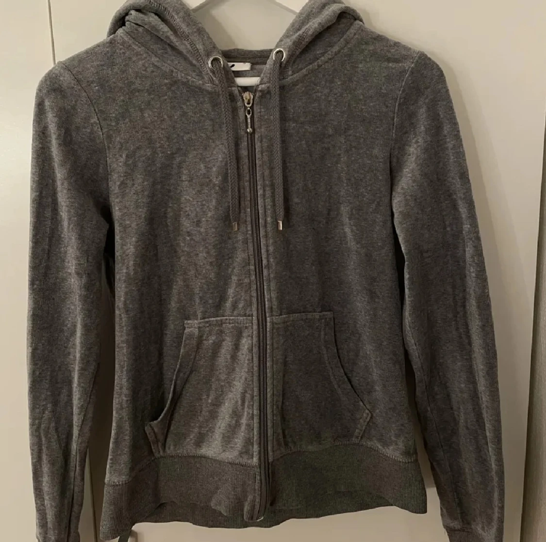 Grå hoodie med dragkedja och huva