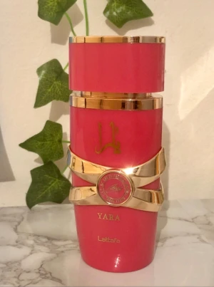 Yara parfym från Lattafa - Snygg och trendig parfym i rosa flaska med gulddetaljer. Perfekt för dig som vill sticka ut och ge din stil en extra touch. Namnet Yara syns tydligt på flaskan.