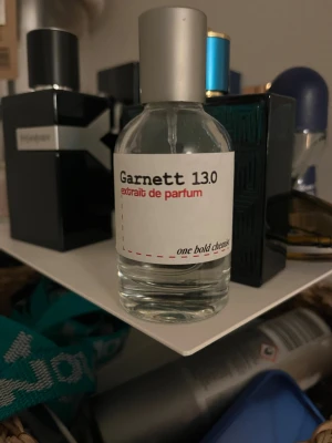 Garnett 13.0 Extrait de Parfum - Modern och stilren parfym med enkel design. Flaskan är märkt med Garnett 13.0 och passar dig som gillar att sticka ut med något unikt. Perfekt för dig som vill ha en personlig touch i din samling.