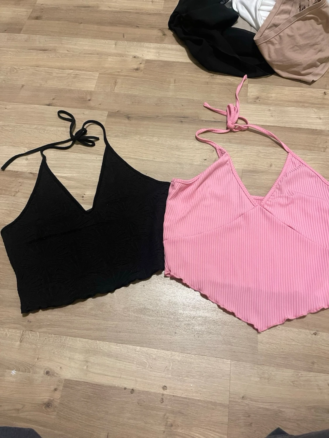 2 croppade linne-toppar, svart & rosa - 1