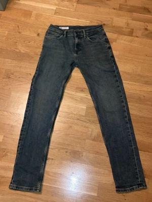 Blå raka jeans från Zara, strl 36 - Snygga blå jeans från Zara i klassisk rak modell. Jeansen har fem fickor, normal passform och är tillverkade i slitstarkt denimtyg. Perfekt för dig som gillar en enkel och tidlös stil. Storlek EUR 36.